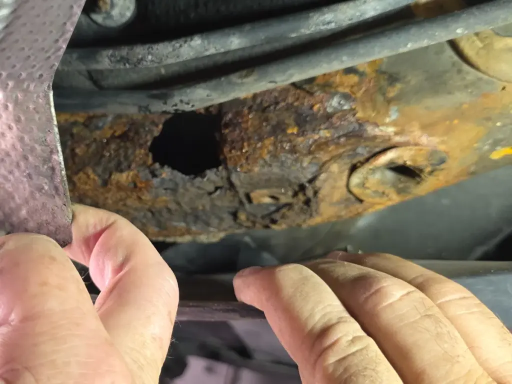 Durchrostung im Unterbodenbereich des Mercedes-Benz CL203